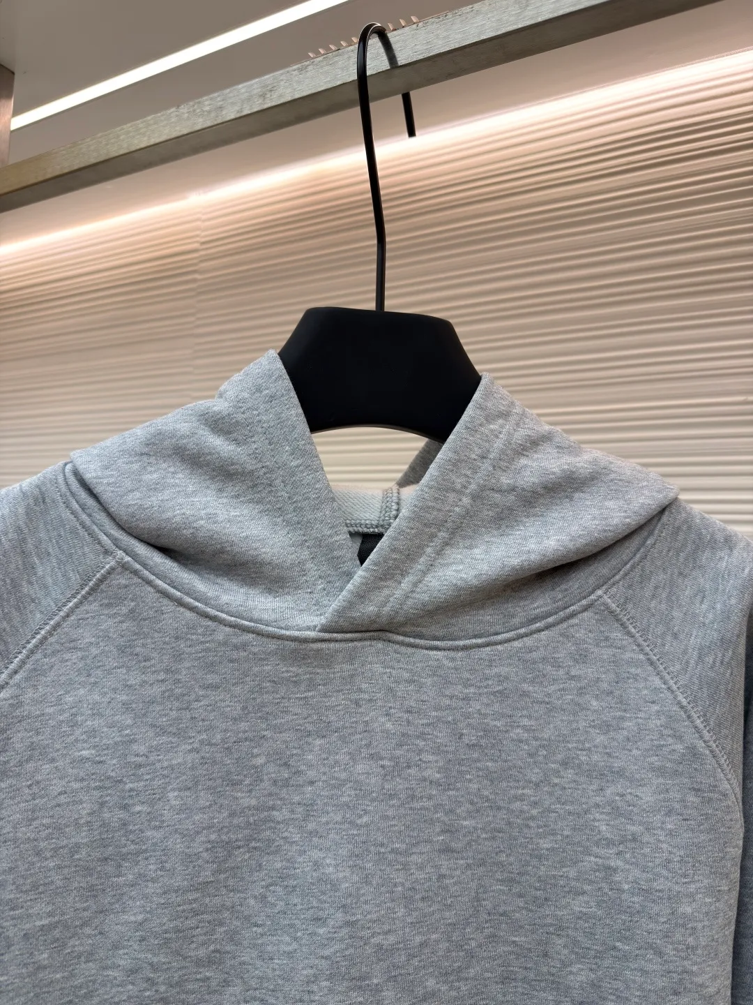 Chrome Hearts Vic custom-made leather sweatshirt ●Original version: Purchased and developed for 16999 ●Item number: 1681824-A75 ●Fabric: 100% cotton fleece fabric ●Technology: aged and oxidized ●Color: gray ●Type: loose version ●Weight: about 790g ●Size: S-M-L ●Description: The fabric is made of fleece 440g 100% cotton fleece material knitted back arm The skin is cut and cut using genuine sheepskin film, and the mold opening hardware is aged and oxidized. The overall wiring is straight and delicate, the fabric is comfortable and soft, and the color is consistent without color difference. It can be matched with the same style to create a fashionable look and control various occasions. Customized accessories, complete with three standards, same style for men and women!